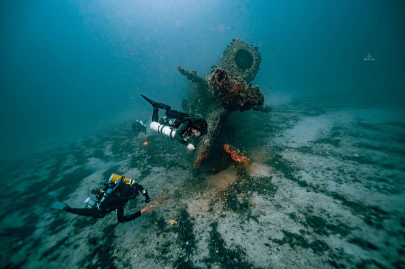HMS Stubborn stern section showing pressure hull and divers at depth. Photo: Jon Borg