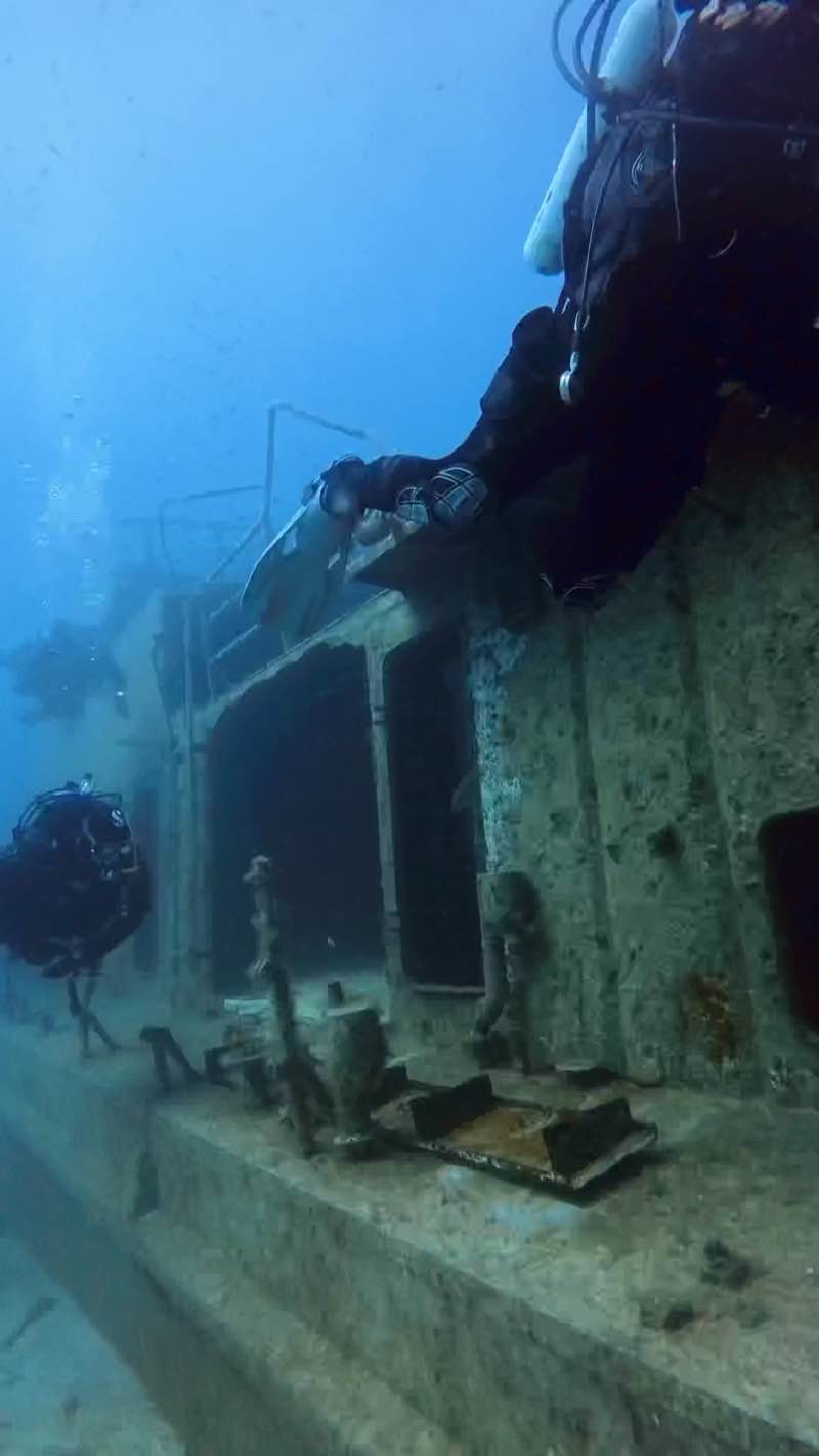 P31 wreck stern viewed from outside, Comino