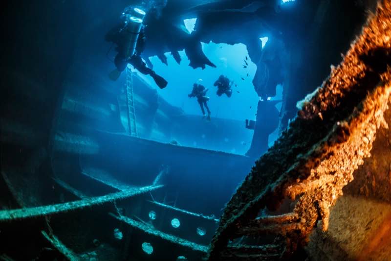 Um El Faroud cargo holds with divers, Malta